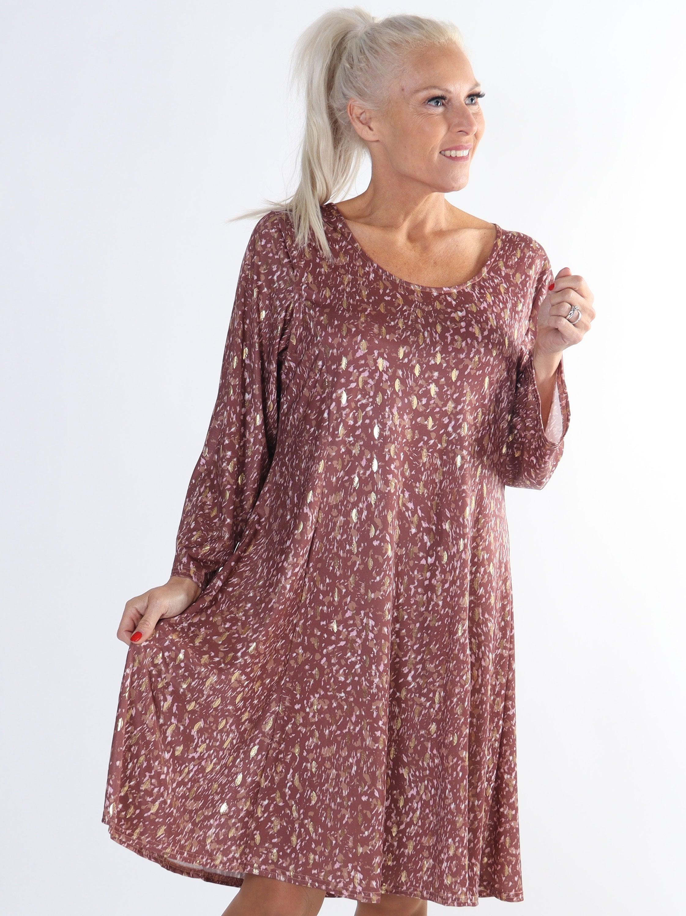 Maj Pattern L/S - Klänning med resår i print med gulddetaljer